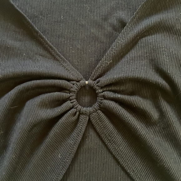 NWOT Amante crop tee with collar and ring detail with rucching on the front. - Picture 2 of 7